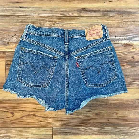 Levi’s 501 Women’s  Sz26 Raw Hem/Cut Off Denim Short Button Fly Dark Wash - Picture 2 of 4
